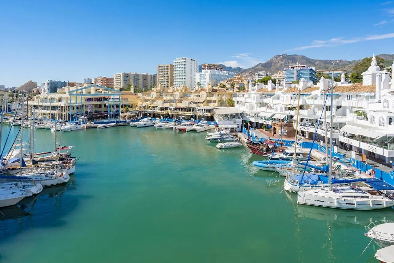 Malaga Puerto Benalmadena: Seaside Apartment with Pool and Marina Views
